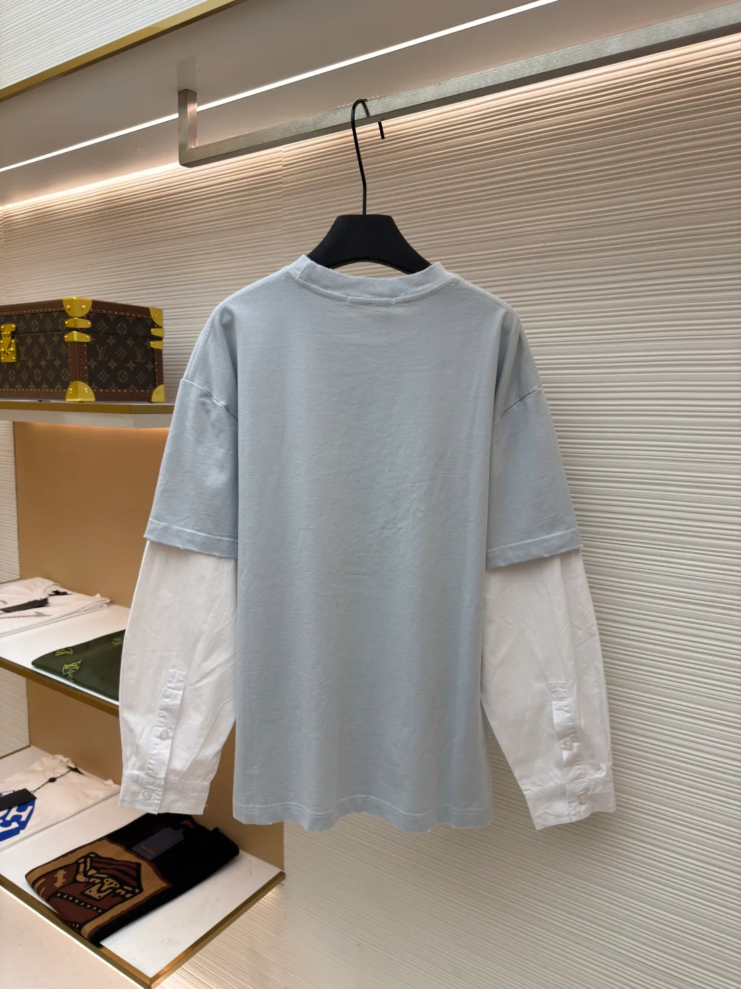 Acne Studios coin letter fake two-piece long sleeves ●Authentic product: purchased and developed by 2319 ●Item number: 1680854-A50 ●Fabric: long-staple cotton fabric ●Technology: positioning cutting machine ●Version: loose version ●Weight: about 375 grams ●Size: S-M-L-XL ●Description: High-density 60-count 100% long-staple cotton, light and crisp! It is breathable and soft and creates a fake two-piece effect that is very fashionable on the upper body. It creates a relaxed and casual feeling and the hem hangs naturally, which is a perfect crotch-covering artifact. The hem is a simple double-stitched hem! The irregular distressed and frayed colors echo the collar and cuffs, the overall alignment is straight and delicate, the fabric is comfortable and soft, and the color is consistent with no color difference. It can be matched with the same style to create a fashionable look, and can be used in various occasions. Customized accessories, complete with three standards, same style for men and women!